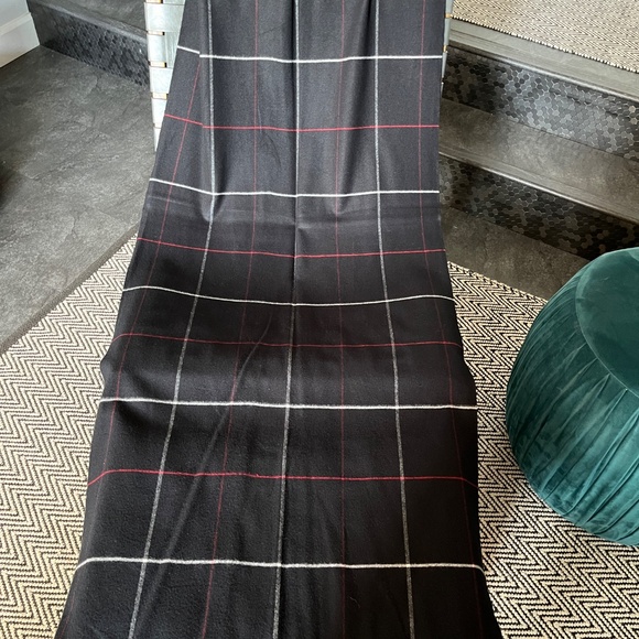 Cashmere-blend large scarf/wrap, in black, white, and red, like new, 28 x 70 in - Picture 8 of 11